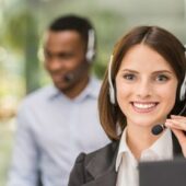 Framúrskarandi samskipti í gegnum tölvupóst, netspjall, síma og þegar viðskiptavinir eru erfiðir eða reiðir